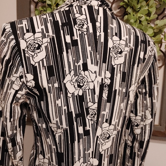 Stunning rose designed jacket. - Picture 9 of 11